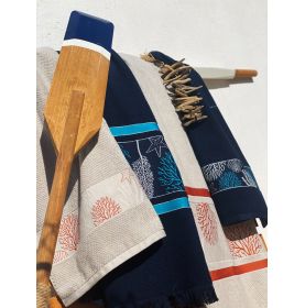 Serviette de plage bleu-nuit à broderies coraux et coquillages